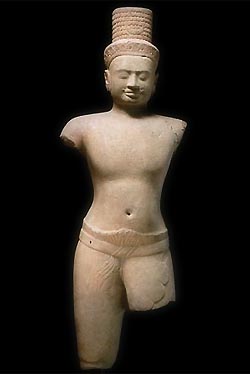 Stehender Shiva, Kambodscha, Angkor-Periode, 3. Viertel des 9.Jh, Sandstein, Höhe 129 cm