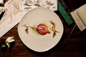 Bild zu Von Ornamentstichen inspiriert: Porzellan bemalen