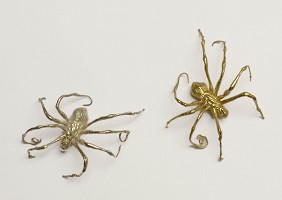 Bild zu Von Louise Bourgeois bis Yoko Ono. Schmuck von Künstlerinnen